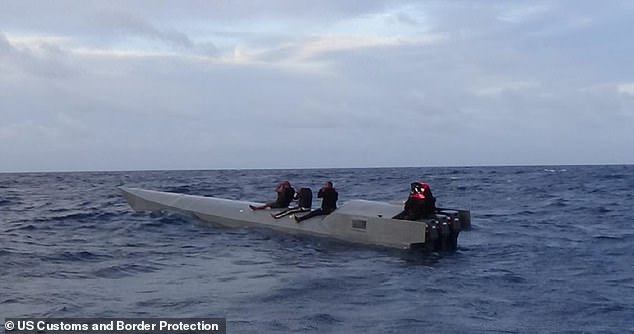 Đặc nhiệm Mỹ bắt giữ tàu bán ngầm cùng các nghi phạm người Colombia.