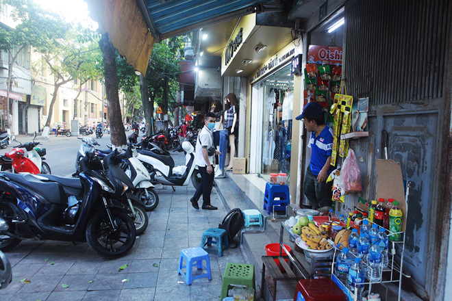 Nhiều năm nay, “chú lùn” bán hàng nước trên phố Hàng Cót (Hoàn Kiếm, Hà Nội) đã quá quen thuộc với người dân nơi đây.