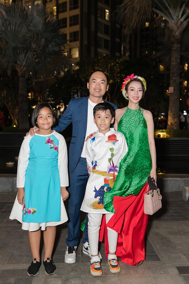 Tối 28/4, vợ chồng nghệ sĩ Thu Trang - Tiến Luật đưa con trai Andy và cháu gái đến dự thảm đỏ ra mắt một bộ phim tại TP.HCM.