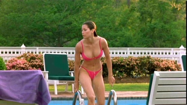 Jessica Biel có màn xuất hiện từ bể bơi vô cùng sexy trong Summer Catch (2001). Diện bikini màu hồng neon, minh tinh sinh năm 1982 tự tin khoe vóc dáng đầy đặn, quyến rũ.
