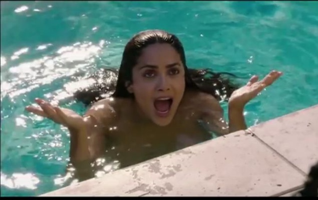 Trong phim Some Kind of Beautiful (2014), Salma Hayek có cảnh khỏa thân dưới bể bơi vô cùng nóng bỏng. Thậm chí, sự có mặt của cô đào U50 còn lấn át cả thiên thần Jessica Alba.
