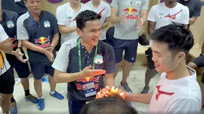 HLV Kiatisak cùng các cầu thủ HAGL chúc mừng sinh nhật Lương Xuân Trường trong phòng thay đồ.