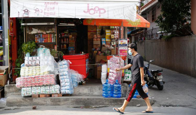 Một cửa hàng ở "vùng đỏ" vẫn hoạt động bất chấp lệnh cấm. Ảnh: Khmer Times