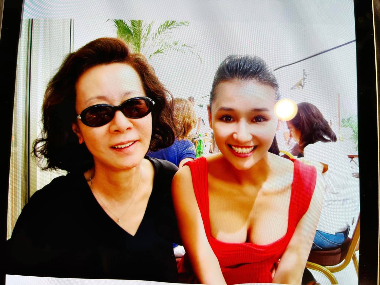 Lã Thanh Huyền chia sẻ ảnh cũ tại LHP Cannes 2010 chụp cùng bà&nbsp;Youn Yuh Jung