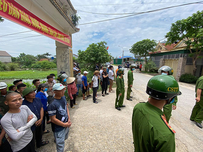 Người dân hiếu kỳ tập trung theo dõi lực lượng công an vận động, thuyết phục Phú vào sáng 30/4