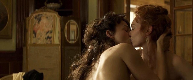 Trong Colette (2018), Keira đóng cảnh nóng đồng giới cuồng nhiệt với nữ diễn viên Eleanor Tomlinson.

