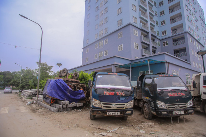 Bên ngoài thành nơi đỗ xe, tập kết vật liệu xây dựng.