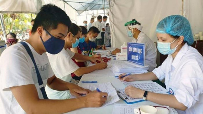 Người dân trở về Hà Nội sau kỳ nghỉ lễ phải khai báo y tế