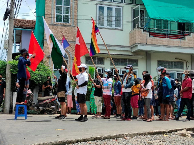 Người dân Myanmar diễu hành phản đối chính quyền quân sự tại TP Dawei hôm 27-4. Ảnh: Reuters
