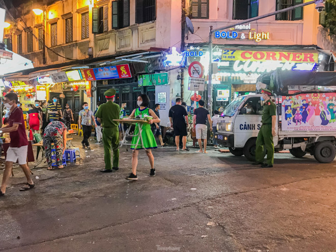 Lực lượng chức năng thường xuyên có mặt để đảm bảo an ninh trật tự, nhắc nhở các hộ kinh doanh, người dân thực hiện yêu cầu phòng dịch