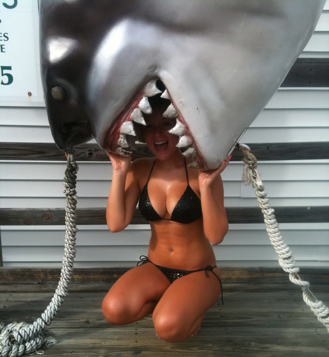 Ối giời, cá mập lên bờ "ăn người" nè bà con.
