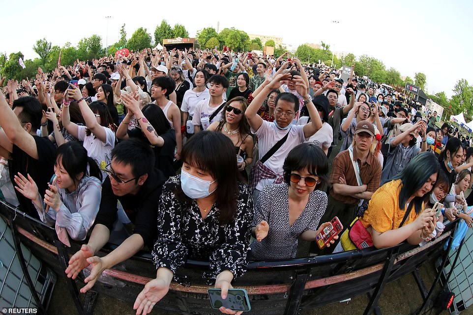 Đám đông tại lễ hội âm nhạc ở thành phố Vũ Hán, tỉnh Hồ Bắc, Trung Quốc hôm 1/5. Ảnh: Reuters
