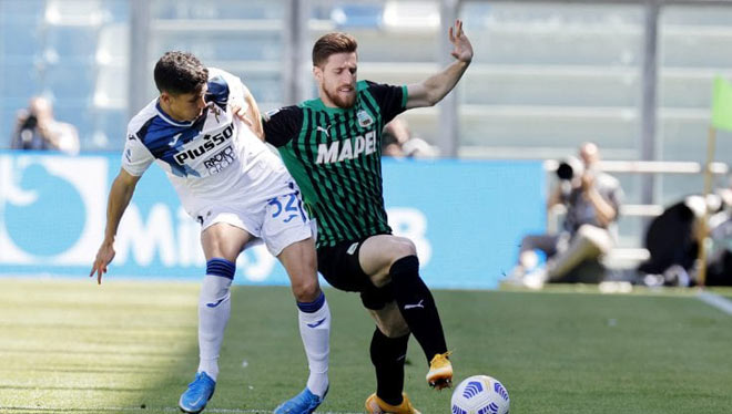 Atalanta (áo trắng) sút hỏng phạt đền và chấp nhận bị Sassuolo cầm hòa 1-1 ở vòng 34 Serie A năm nay