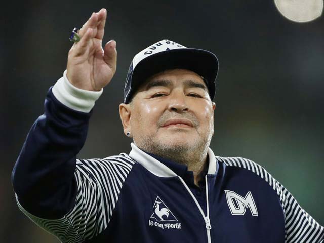 Maradona bị bỏ mặc trong lúc lên cơn đau tim