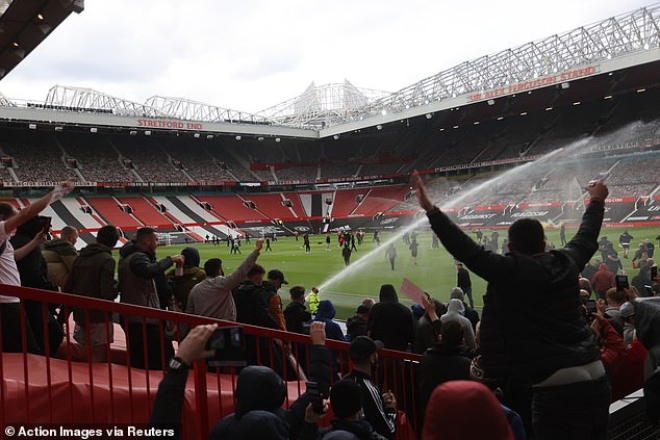 Chỉ vài tiếng trước đại chiến giữa MU và Liverpool, 10.000 fan "Quỷ đỏ" đã tụ tập quanh khu vực sân Old Trafford, thậm chí lọt vào được sân để biểu tình