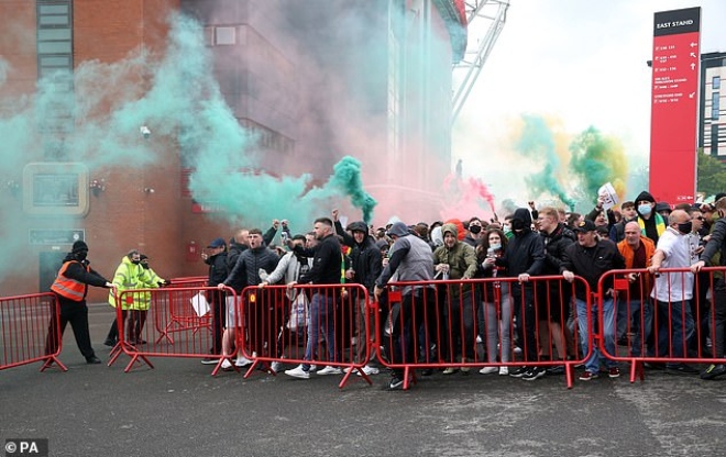 Tin mới nhất trận MU - Liverpool: HOÃN vô thời hạn vì fan &#34;làm loạn&#34; ở Old Trafford - 7