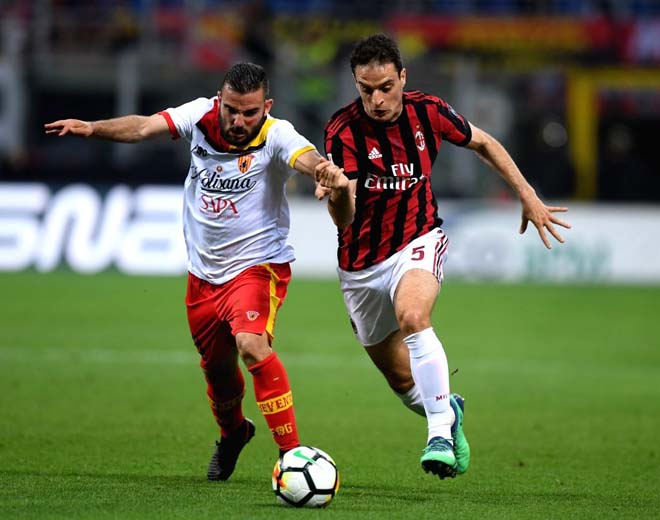 AC Milan (áo đỏ đen) đã chơi đầy nỗ lực trước Benevento