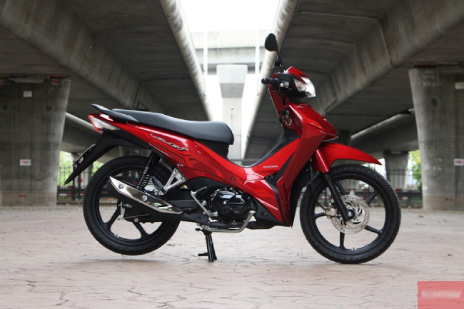 2021 Honda Wave 110i được công bố ra mắt ở Thái Lan với trang bị động cơ mới nhất Honda Smart Engine (Động cơ thông minh của Honda) và đi kèm các tính năng vượt trội. Xe có giá rất hấp dẫn đối với người Thái Lan và cũng đang được nhiều người hâm mộ ở thị trường Việt Nam mong sớm được “diện kiến”.
