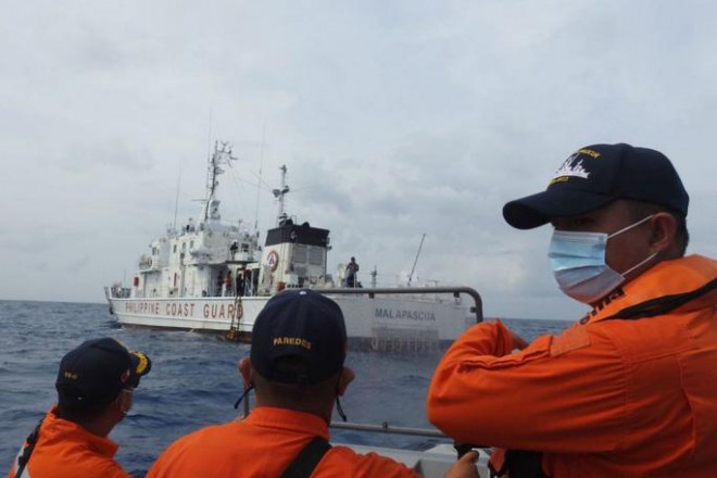Tàu của tuần duyên Philippines diễn tập trên biển Đông hôm 24-4. Ảnh: EPA-EFE