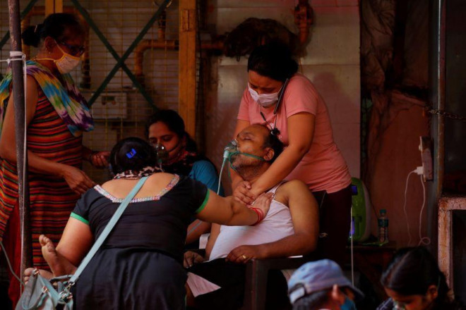 Một bệnh nhân thở oxy trong đền Sikh. Ảnh: Reuters