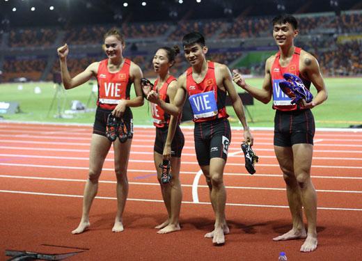 Đội chạy tiếp sức 4x400 m nam - nữ Việt Nam giành HCV SEA Games 30-2019 .Ảnh: NGỌC LINH