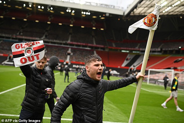 Các CĐV MU "đại náo" sân Old Trafford