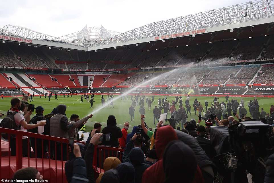 Một nhóm CĐV quá khích xông vào sân, gây ảnh hưởng mặt cỏ Old Trafford.&nbsp;Truyền thông Anh đưa tin&nbsp;một số người biểu tình tràn được&nbsp;vào sân nhờ&nbsp;chui qua "Đường hầm Munich"