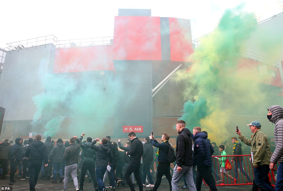 Hàng nghìn CĐV MU tụ tập trước "Nhà hát của những giấc mơ" phản đối nhà Glazer, tạo khung cảnh hỗn loạn bằng pháo sáng và pháo khói, khiến trận đấu giữa MU - Liverpool vào lúc 22h30 (giờ Hà Nội) không thể diễn ra như dự kiến