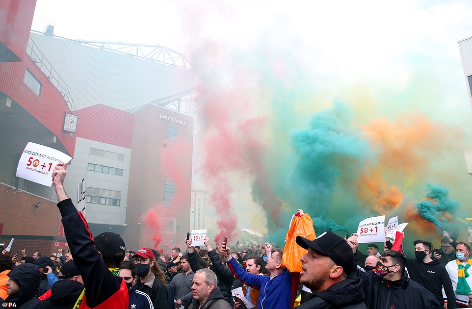 CĐV đốt pháo sáng, liên tục hô khẩu hiệu: "Biến đi, Glazer". Từ quy mô vài người, đến nhóm nhỏ CĐV, số lượng CĐV tụ tập ở Old Trafford, phản đối nhà Glazer liên tục&nbsp;tăng