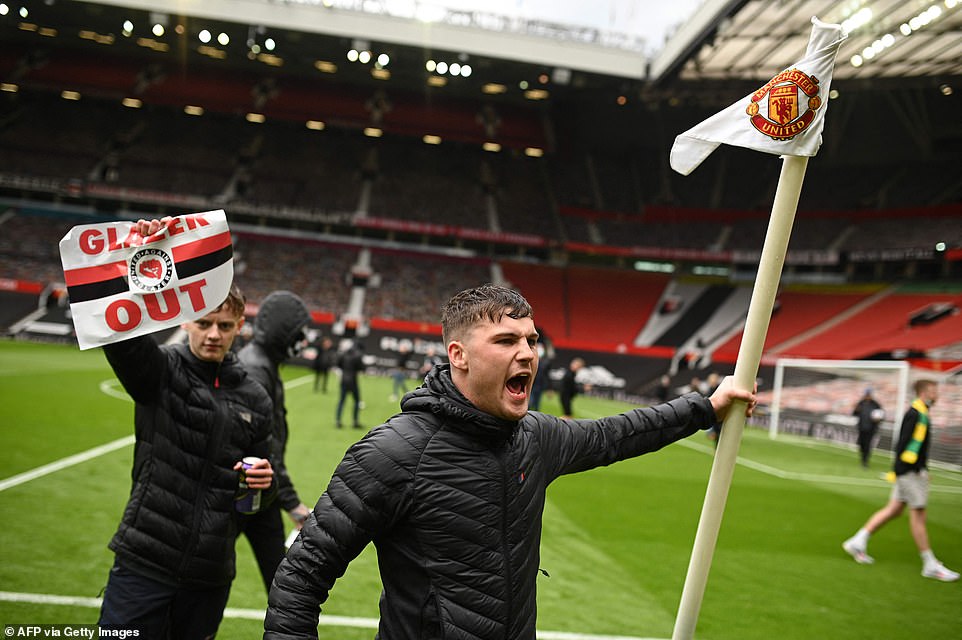 Một số&nbsp;CĐV còn nhổ cột cờ góc, leo lên khung thành, khiến đội ngũ an ninh của sân Old Trafford không thể làm gì trước nhóm CĐV quá khích