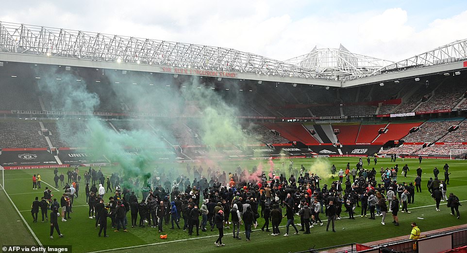 Choáng CĐV MU khiến Old Trafford “vỡ trận”, hô khẩu hiệu đuổi nhà Glazer - 4