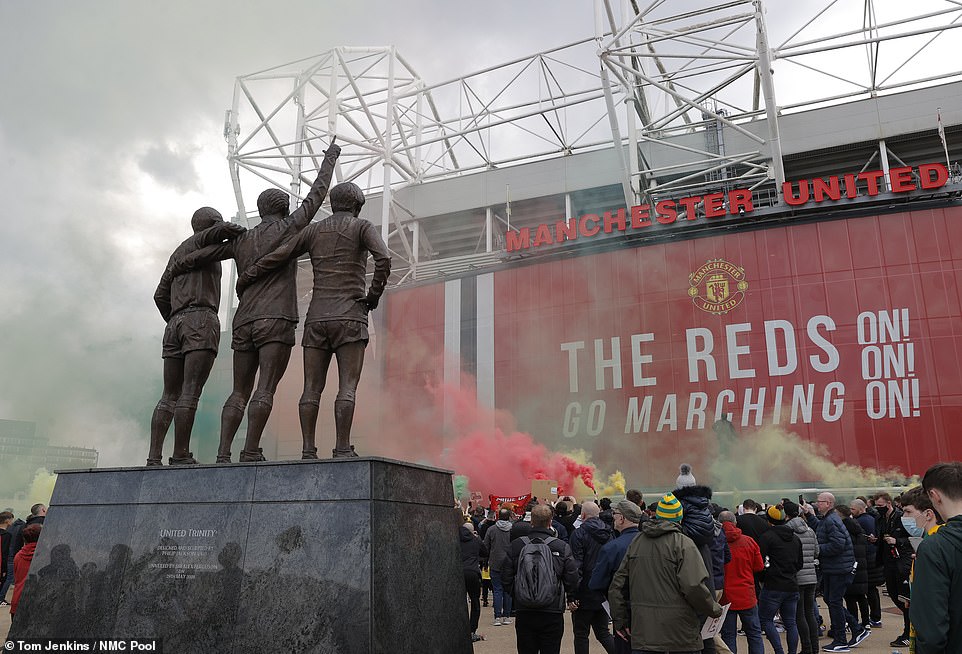 Choáng CĐV MU khiến Old Trafford “vỡ trận”, hô khẩu hiệu đuổi nhà Glazer - 14