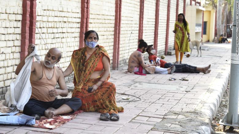 Bệnh nhân Ấn Độ chờ đợi bên ngoài bệnh viện dã chiến&nbsp;Sardar Patel ở ngoại ô New Delhi,