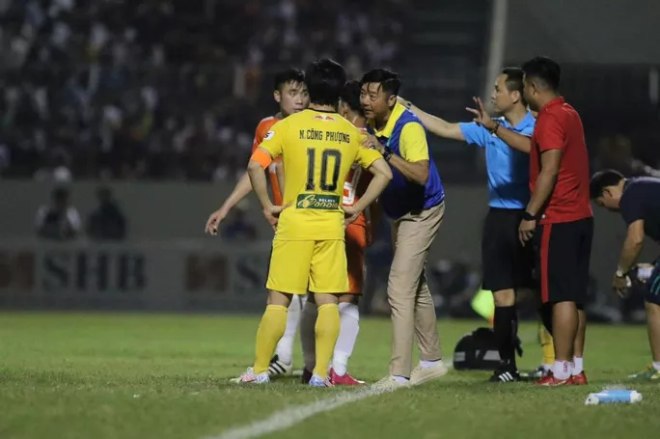 HLV Lê Huỳnh Đức đã đệ đơn xin từ chức sau chuỗi trận thất vọng, từ đua vô địch nay có nguy cơ lọt vào nhóm 8 đội phải đá trụ hạng