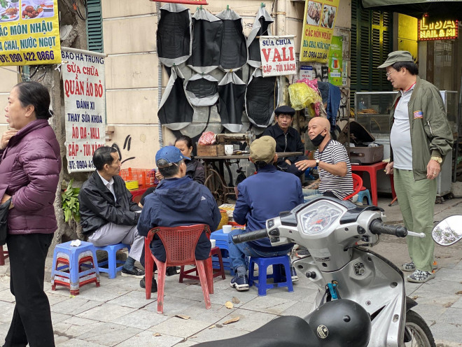 Hà Nội tạm dừng hoạt động đối với trà đá vỉa hè, cà phê vỉa hè từ 17h hôm nay.