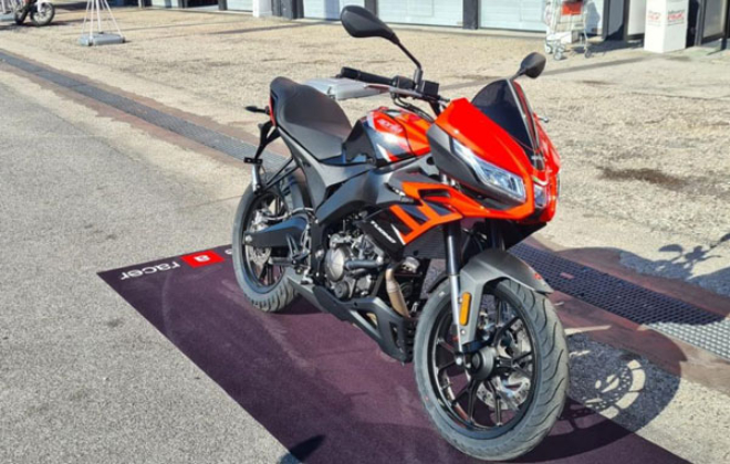 Mô tô 2021 Aprilia RS 125 mới ra mắt, kình nhau với KTM RC 125 - 2