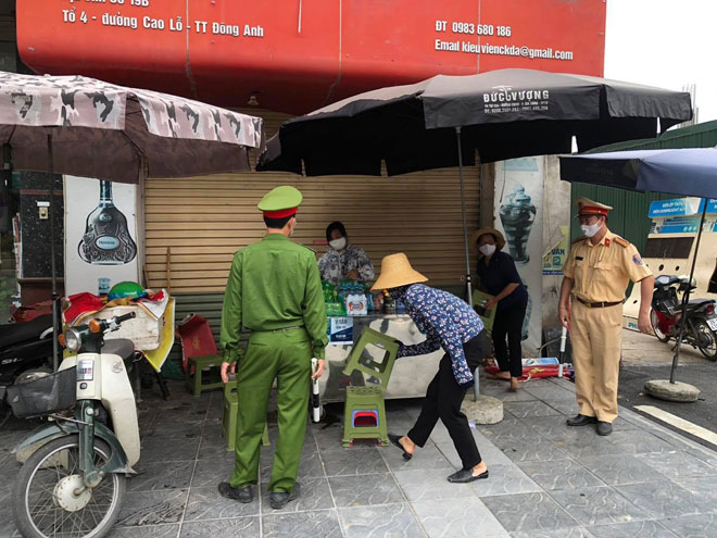 &nbsp;Lực lượng chức năng ra quân nhắc nhở các quán trà đá vỉa hè không được hoạt động từ 17h chiều nay.