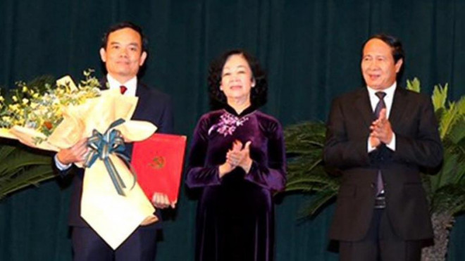 Bà Trương Thị Mai - Trưởng ban Tổ chức Trung ương trao quyết định, tặng hoa chúc tân Bí thư Thành ủy Hải Phòng. Ảnh: Duy Thính/Báo Hải Phòng.