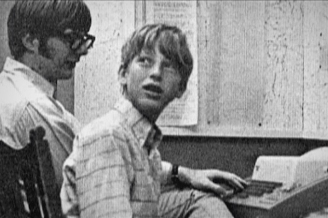 Bill Gates thời niên thiếu (bên phải) và người bạn thân Paul Allen tại Trường Trung học Lakeside.
