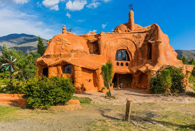 10. Casa Terracota là một công trình kiến ​​trúc hiện đại được xây dựng tại làng Villa de Leyva, Colombia, bởi kiến ​​trúc sư địa phương Octavio Mendoza. Kiến trúc sư này sử dụng đất sét để tạo nên ngôi nhà này và gọi tác phẩm của mình là “mảnh gốm lớn nhất thế giới”.
