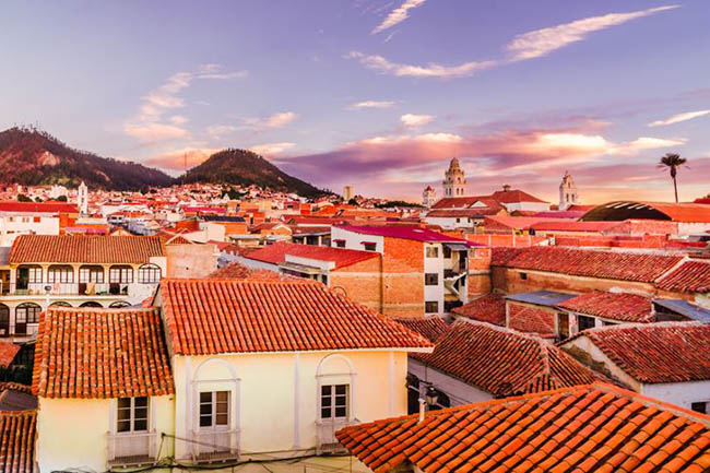 11. Thành phố Sucre là một nơi rất thanh lịch và yên bình trong bất kỳ mùa nào. Sucre nằm trong một thung lũng núi xanh và được bao quanh bởi những ngọn núi đẹp như tranh vẽ. Khí hậu ở đây ôn hòa, đường phố nhỏ hẹp và yên tĩnh theo kiểu Châu Âu. Vào lúc hoàng hôn, những mái ngói màu cam trông còn ấn tượng hơn cả ban ngày.

