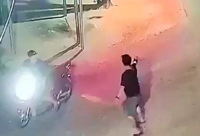 Hai đối tượng nổ súng vào nhóm thanh niên tại Công viên Nghĩa Thuận đêm 2-5. Ảnh cắt từ clip