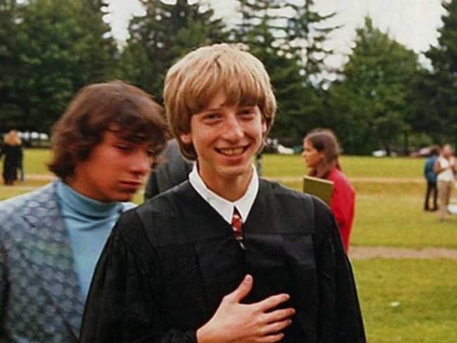 Bill Gates tốt nghiệp Trường Trung học&nbsp;Lakeside vào năm 1973. Sau đó,&nbsp;cha mẹ muốn ông tiếp tục hoàn thành chương trình đại học tại Đại học Harvard và trở thành một luật sư, nhưng ông đã tự quyết con đường cho riêng mình.