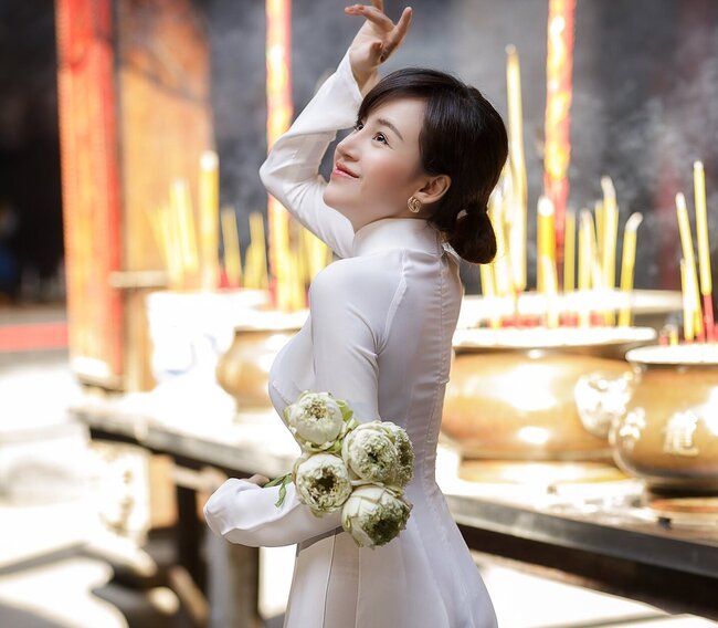 Hình ảnh Bà Tưng tinh khôi, nền nã trong tà áo dài trắng nhận được nhiều lời khen của cộng đồng mạng.
