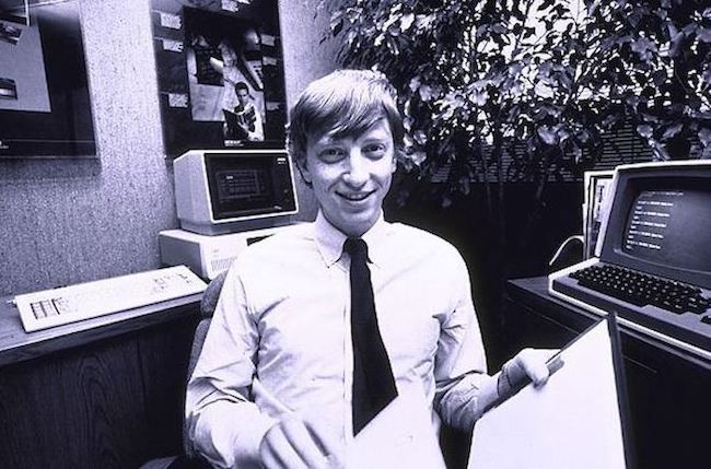 Giám đốc điều hành trẻ tuổi Bill Gates khi này&nbsp;khoảng 27 tuổi, trong văn phòng Microsoft vào năm 1982.