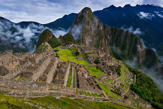9. Machu Picchu là một trong những thành phố cổ đại bí ẩn nhất ở Mỹ Latinh. Các nhà khoa học cho rằng, nó được người Inca xây dựng vào đầu thế kỷ 15, nhưng sau một thời gian ngắn đã bị bỏ hoang hoàn toàn. Nơi này vẫn bị lãng quên trong 4 thế kỷ cho đến khi giáo sư Hiram Bingham phát hiện ra nó vào đầu thế kỷ 20. 
