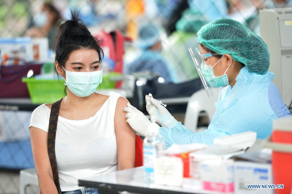 Một phụ nữ được tiêm vắc-xin Covid-19 ở Thái Lan. Ảnh: News.cn