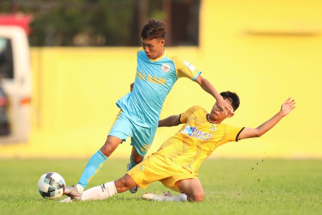 Hoà Bình FC (áo vàng) hoà ứng viên lên hạng Vĩnh Phúc (xanh) ở trận đấu khai mạc hạng nhì quốc gia 2021 chiều 4/5