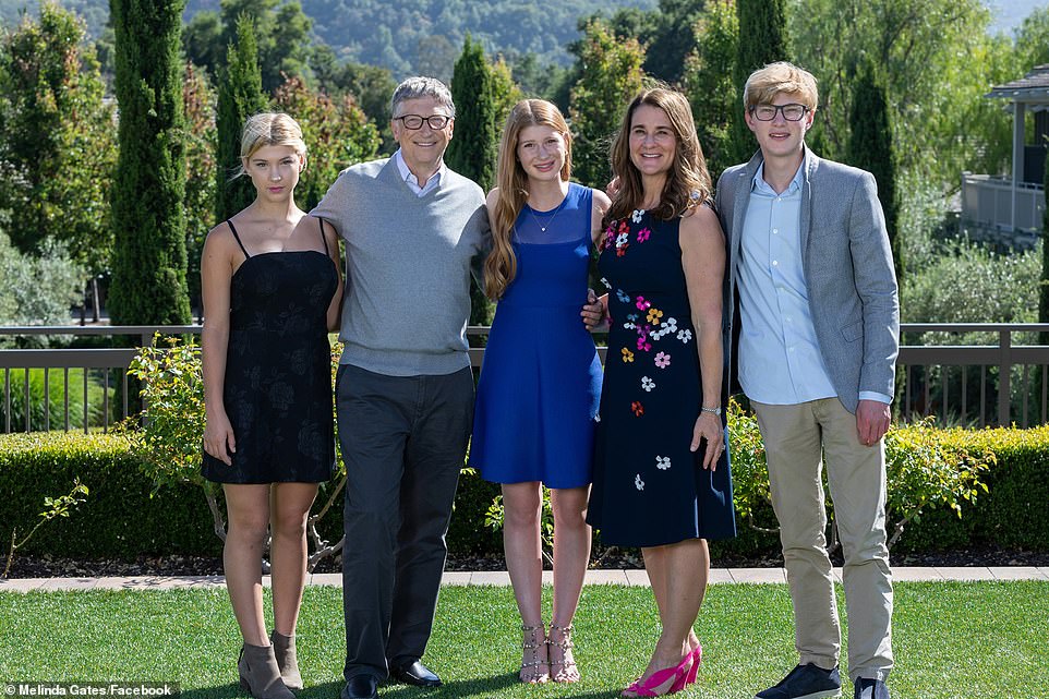 Gia đình tỷ phú Mỹ Bill Gates trong bức ảnh chụp năm 2019. Con lớn&nbsp;Jennifer mặc váy xanh, con gái út Phoebe mặc váy đen (ngoài cùng bên trái)