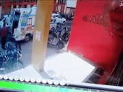 Thế giới - Video: Nhân viên y tế Ấn Độ gục xuống đất khi đang vận chuyển bệnh nhân Covid-19